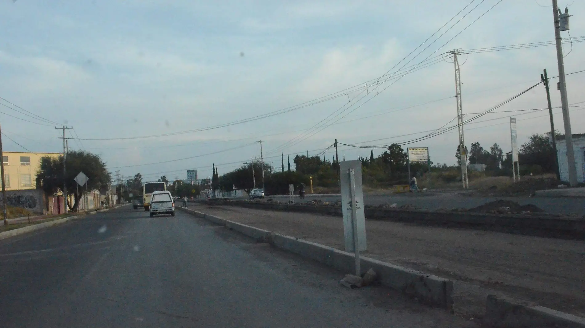 Intervienen sólo carriles centrales de la carretera a San Pedro Ahuacatlán.  Luis Luévanos  El Sol de San Juan del Río.